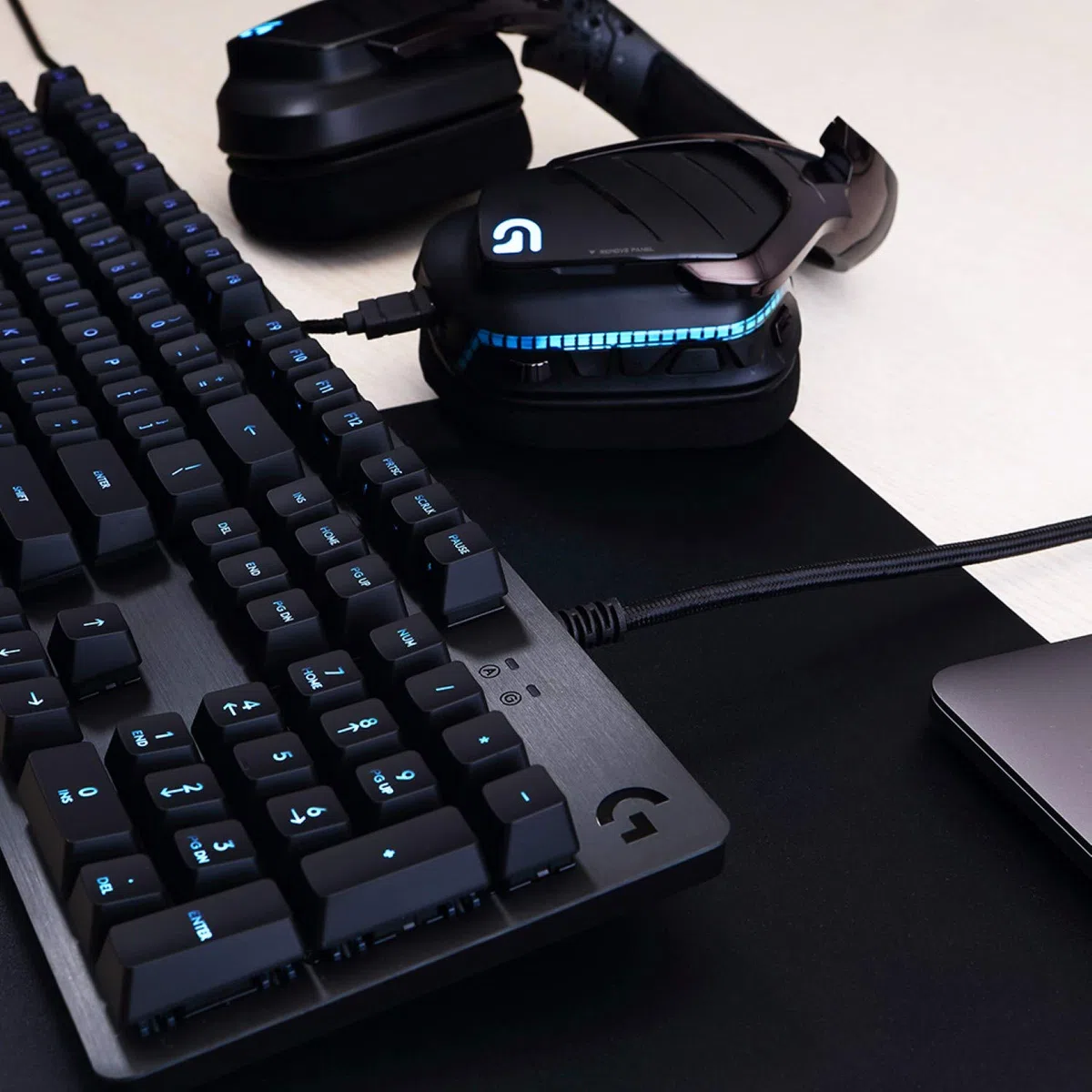 Logitech G513 tastiera meccanica da gioco, switch tattili GX Brown, illuminazione RGB, pass-throughput USB, poggiapolsi con memory foam, alloggiamento in alluminio, layout tedesco QWERTZ –