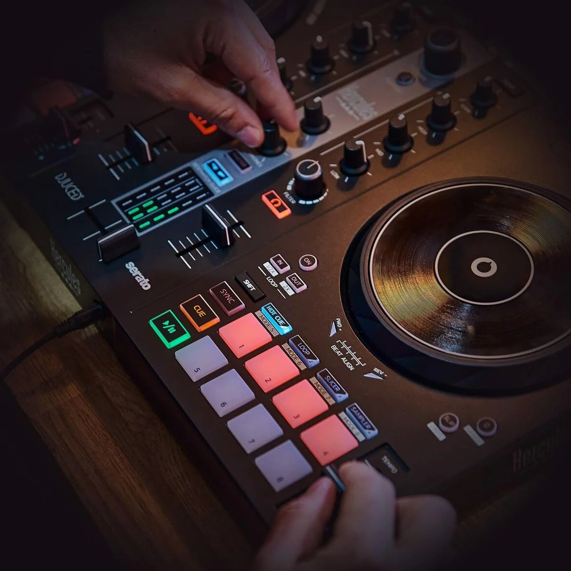 HERCULES DJControl Inpulse 300 MK2, Postazione DJ USB, 2 banchi con 16 pad e scheda audio integrata | Controller 2 deck per Serato e DJUCED con LED Beatmatch Guide, 16 pad performance, Stems preconfigurato