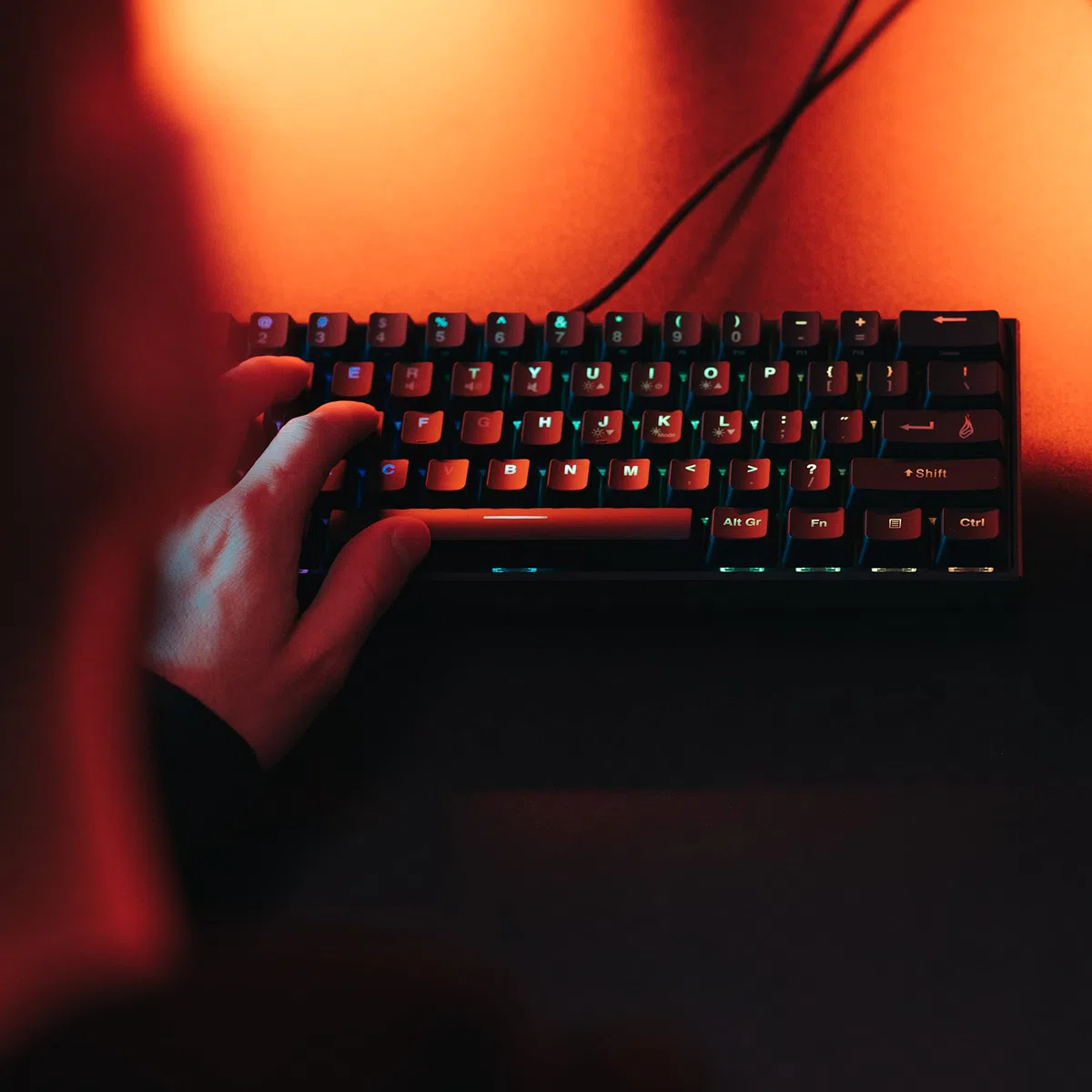 Surefire Kingpin M1 - Tastiera meccanica da gioco 60% tedesca, tastiera multimediale da gioco, piccola e mobile, tastiera RGB con illuminazione, 100% tasti anti-ghosting, layout tedesco QWERTZ