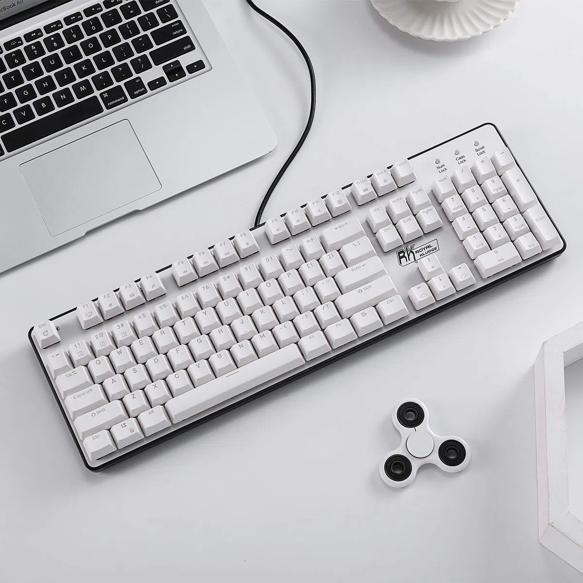 RK ROYAL KLUDGE RK920 Tastiera meccanica 100% cablata, Full Size 104 tasti Rainbow Gaming Keyboard con tastierino numerico, compatibile per Win/Mac, interruttore tattile marrone, bianco (layout USA)