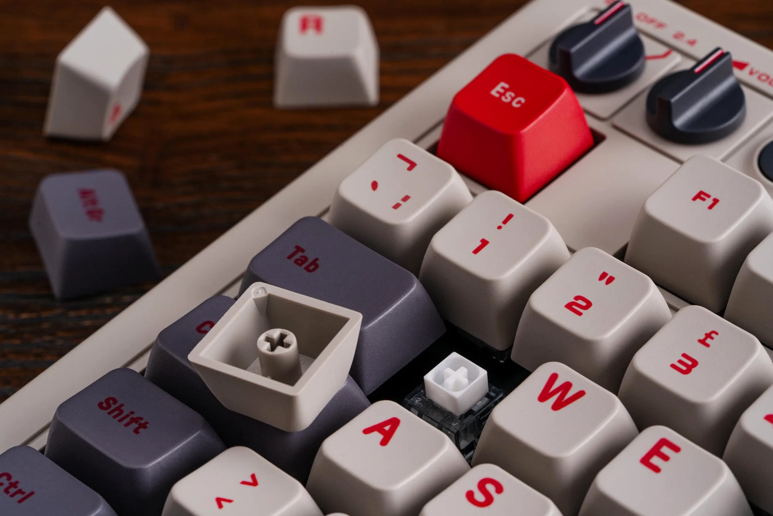 8Bitdo Tastiera meccanica retrò, tastiera da gioco hot switchable Bluetooth/2.4G con 87 tasti, doppio super tasto e super stick per Windows e Android - Layout ISO UK - N Edition