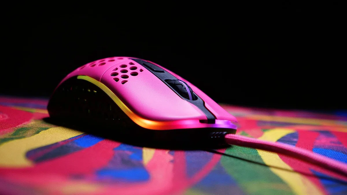 Xtrfy M42 RGB, Mouse da Gioco Con Filo Ultraleggero, Sensore Pixart 3389 all'Avanguardia, Alloggiamento Modulare (sono incluse 2 Misure), Illuminazione RGB regolabile, Pink Edition