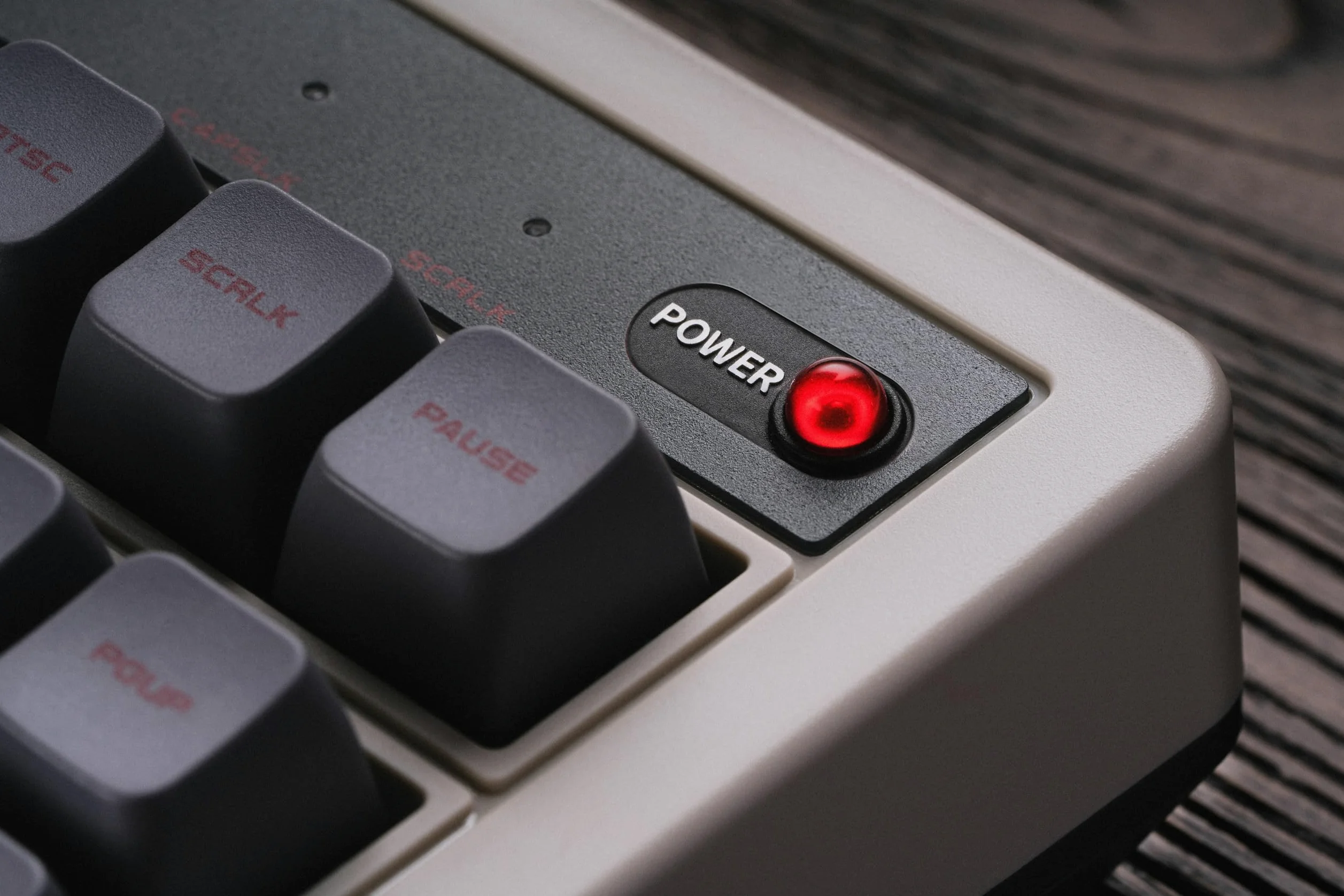 8Bitdo Tastiera meccanica retrò, tastiera da gioco hot switchable Bluetooth/2.4G con 87 tasti, doppio super tasto e super stick per Windows e Android - Layout ISO UK - N Edition