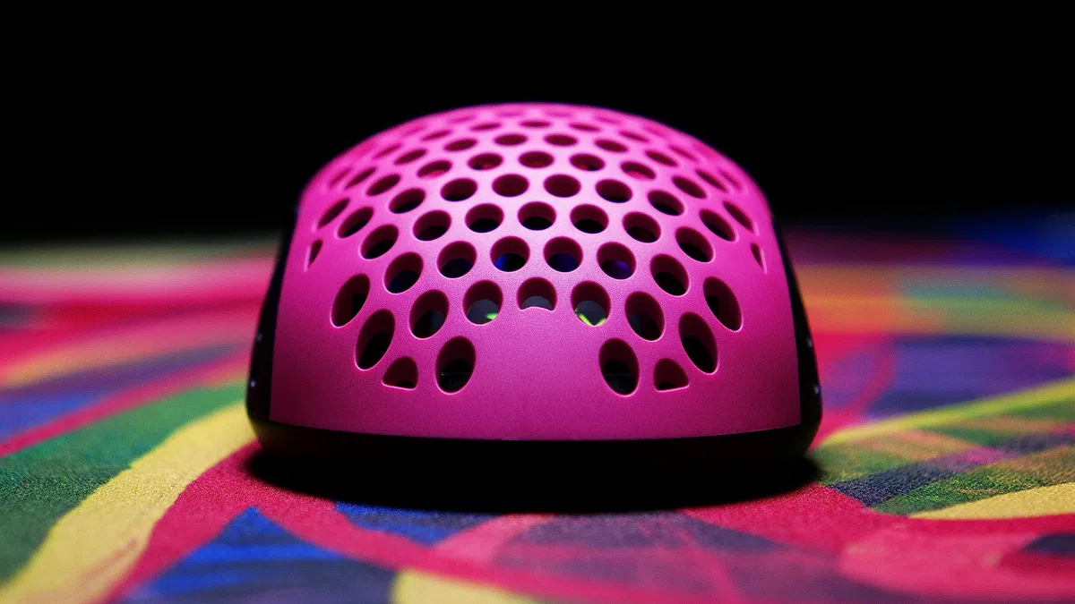Xtrfy M42 RGB, Mouse da Gioco Con Filo Ultraleggero, Sensore Pixart 3389 all'Avanguardia, Alloggiamento Modulare (sono incluse 2 Misure), Illuminazione RGB regolabile, Pink Edition