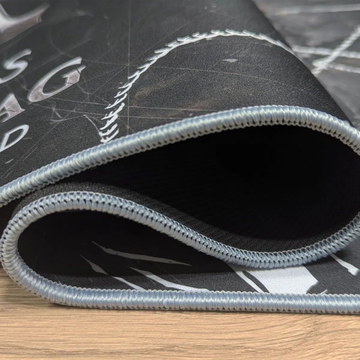 Subsonic - Tappetino per Mouse XXL Assassin’s Creed Black Flag - Tappetino da Scrivania 90x40 cm – Tappetino con Superficie Liscia Ottimizzata per Sensori del Mouse, base Antiscivolo, Stabile