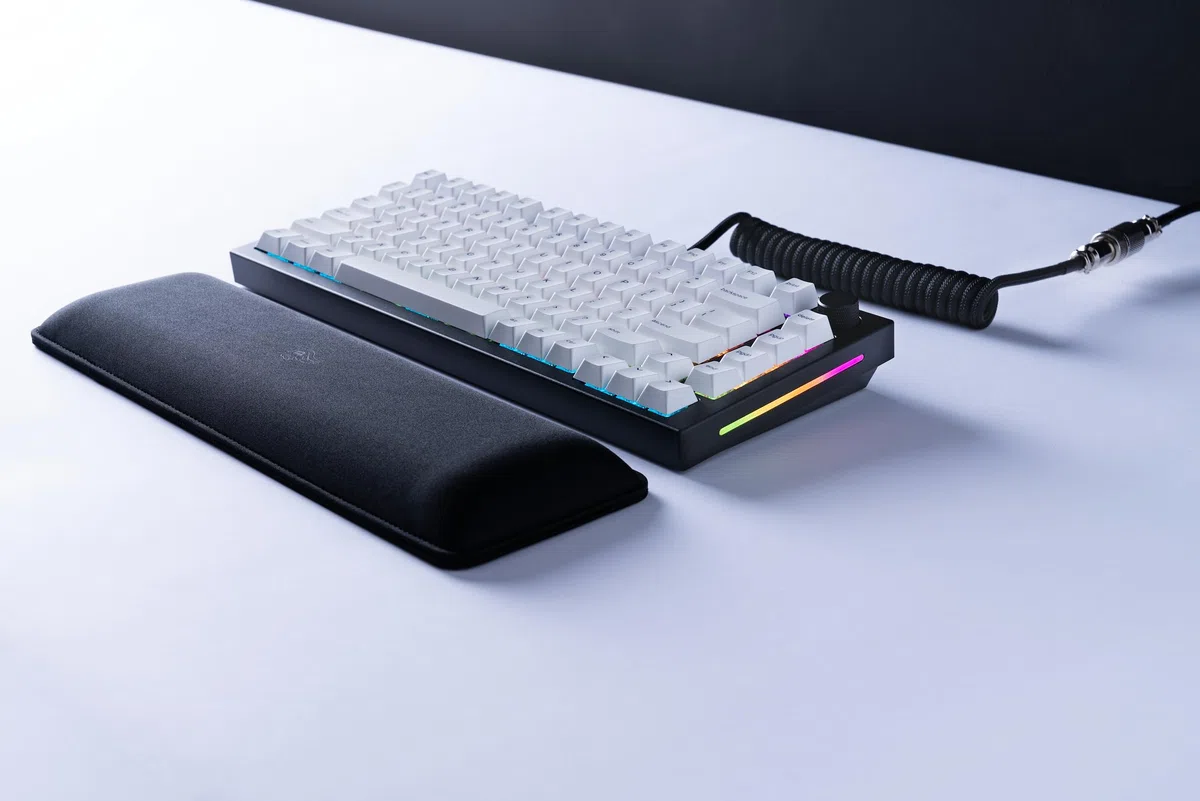 GLORIOUS Gaming GMMK PRO 75% - Tastiera da Gaming mecc.a modulare, TKL, Struttura da 1,5 kg, Personalizzabile, Cavo a Spirale, poggiapolsi, Tasti in PBT Bianchi, RGB, layout QWERTY Americano - Nero