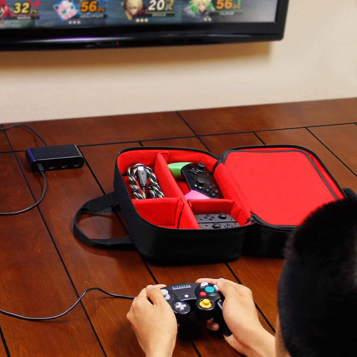 USA Gear Custodia da Viaggio Compatibile con Nintendo Switch 2, Dock Station, Gamecube/Pro Controller , Joy Con e Altri Accessori per Nintendo Switch 2 - Interno Personalizzabile, Tracolla - Rosso