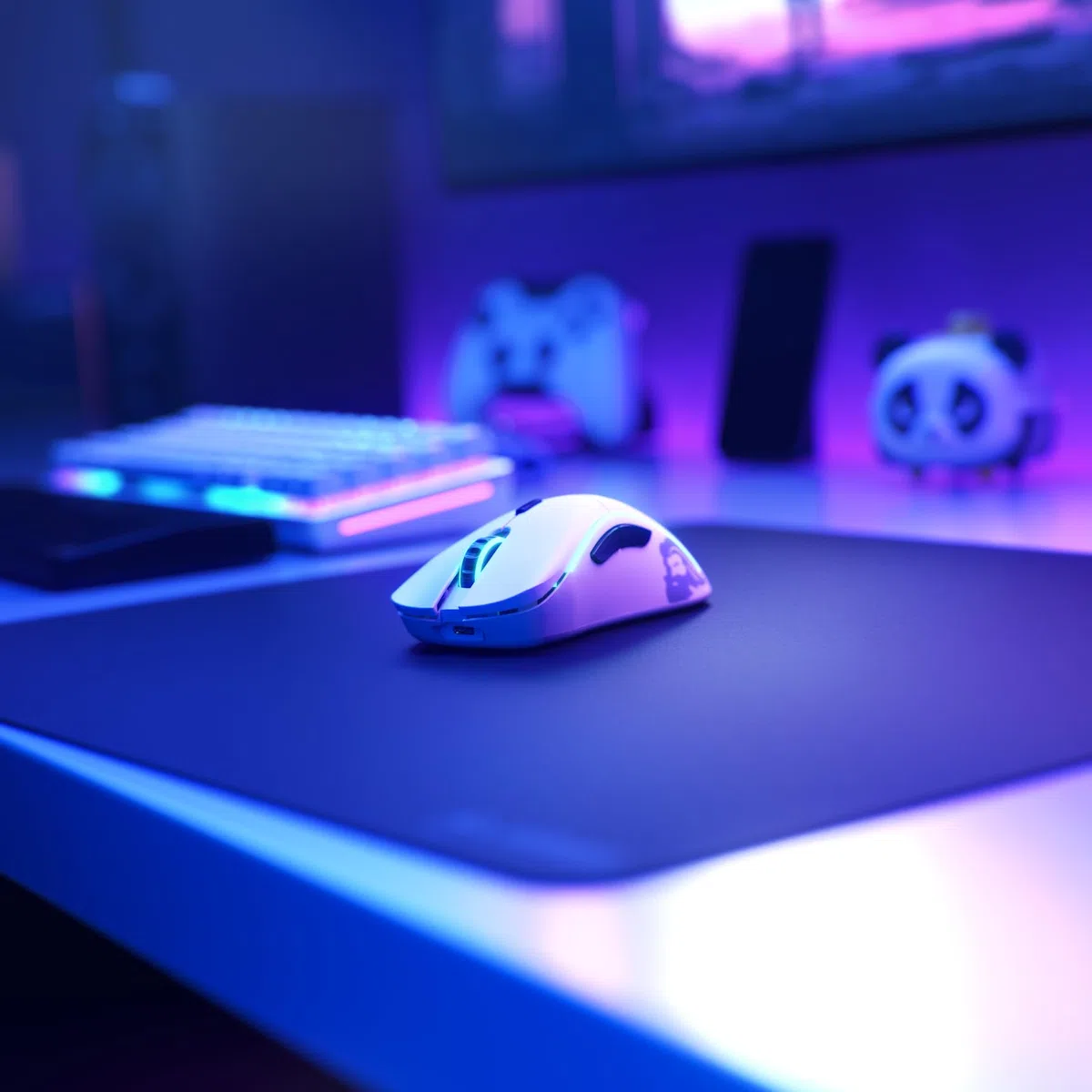 GLORIOUS Gaming Model D- (Piccolo) Wireless Mouse da gaming senza fili - Superleggero 67 g, design a nido d'ape, RGB, ergonomico, wireless 2,4 GHz senza lag, fino a 71 ore di batteria - Bianco opaco
