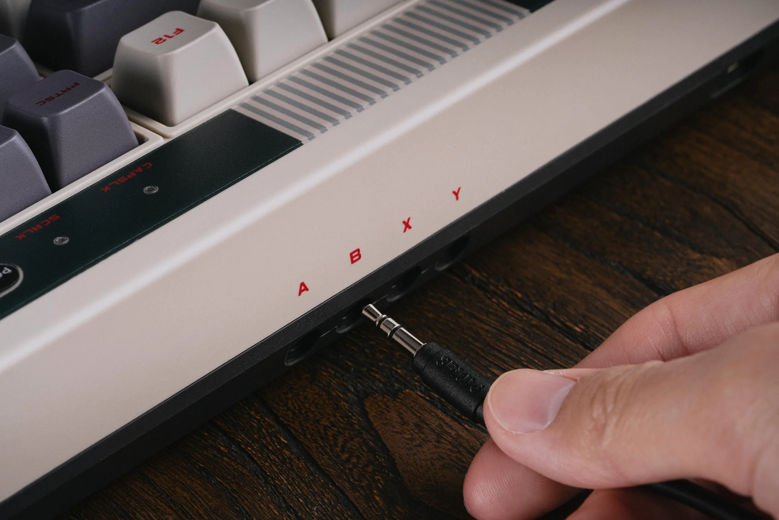 8Bitdo Tastiera meccanica retrò, tastiera da gioco hot switchable Bluetooth/2.4G con 87 tasti, doppio super tasto e super stick per Windows e Android - Layout ISO UK - N Edition