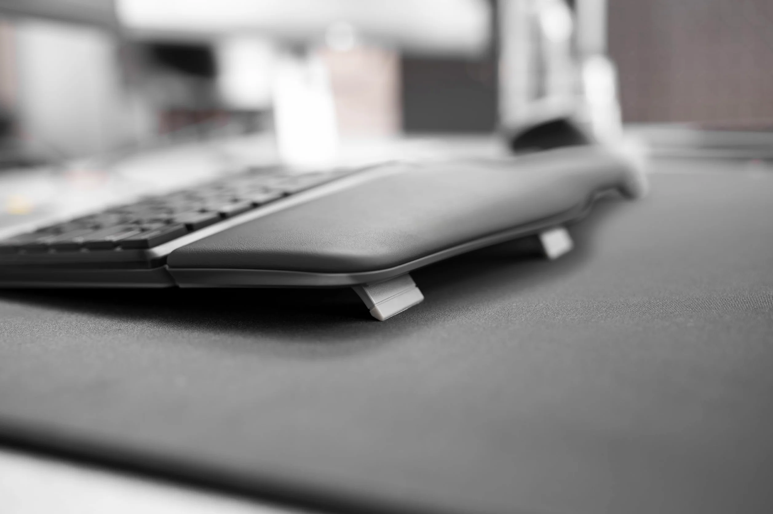 CHERRY KC 4500 ERGO, Tastiera Ergonomica, Layout per il Regno Unito (QWERTY), Con Filo, Poggiapolsi Imbottito con Memory Foam, Tastierina Arcuata, Nero