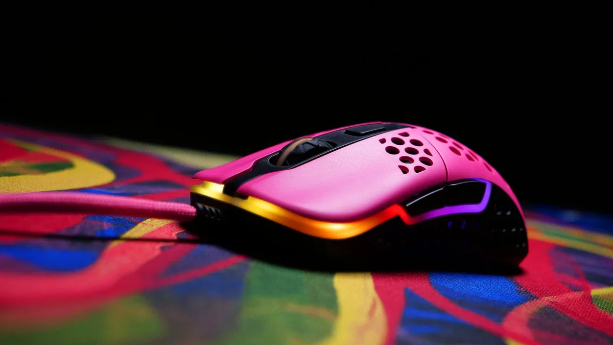Xtrfy M42 RGB, Mouse da Gioco Con Filo Ultraleggero, Sensore Pixart 3389 all'Avanguardia, Alloggiamento Modulare (sono incluse 2 Misure), Illuminazione RGB regolabile, Pink Edition