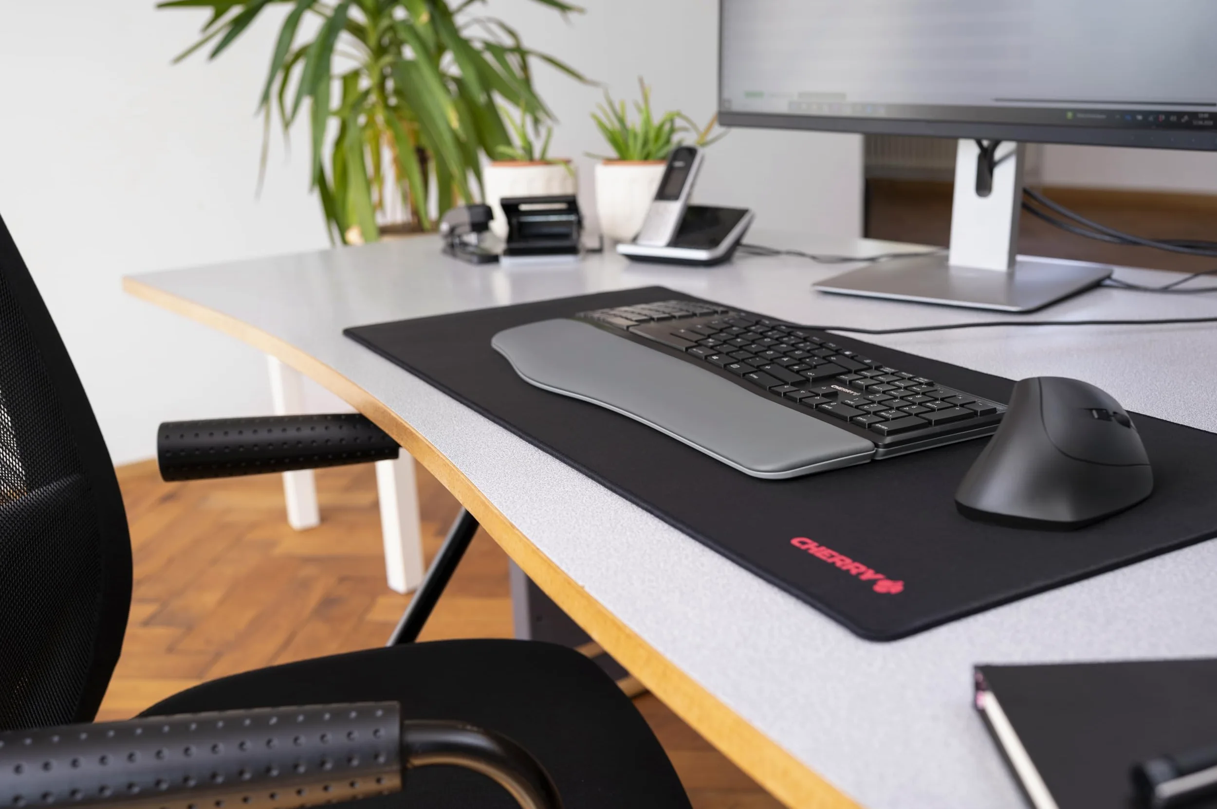 CHERRY KC 4500 ERGO, Tastiera Ergonomica, Layout per il Regno Unito (QWERTY), Con Filo, Poggiapolsi Imbottito con Memory Foam, Tastierina Arcuata, Nero
