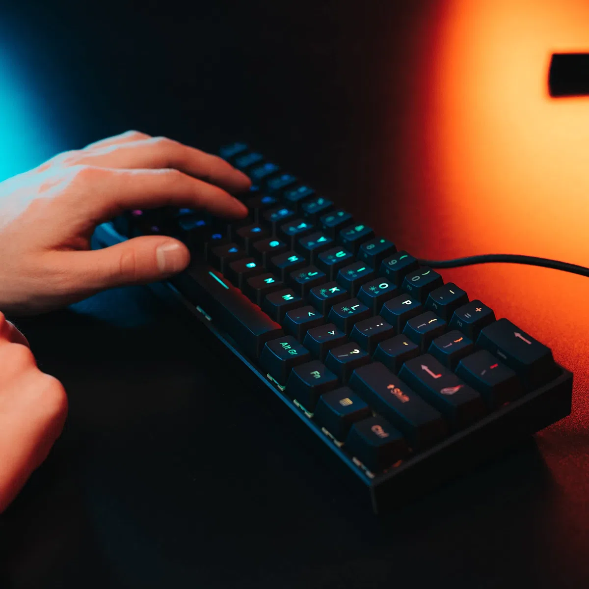 Surefire Kingpin M1 - Tastiera meccanica da gioco 60% tedesca, tastiera multimediale da gioco, piccola e mobile, tastiera RGB con illuminazione, 100% tasti anti-ghosting, layout tedesco QWERTZ