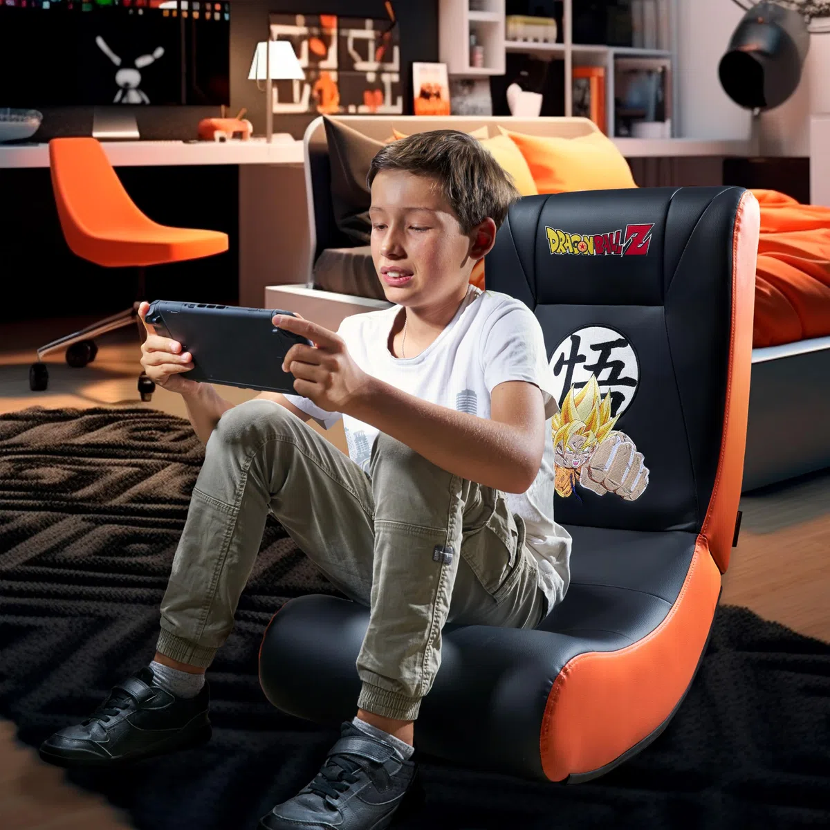 SUBSONIC – Gaming-Schaukelstuhl Dragon Ball – Ergonomischer Schaukelstuhl mit offizieller Lizenz – Kunstleder in Schwarz und Orange mit Stickereien – Bequemer Stuhl für Wohnzimmer oder Schlafzimmer