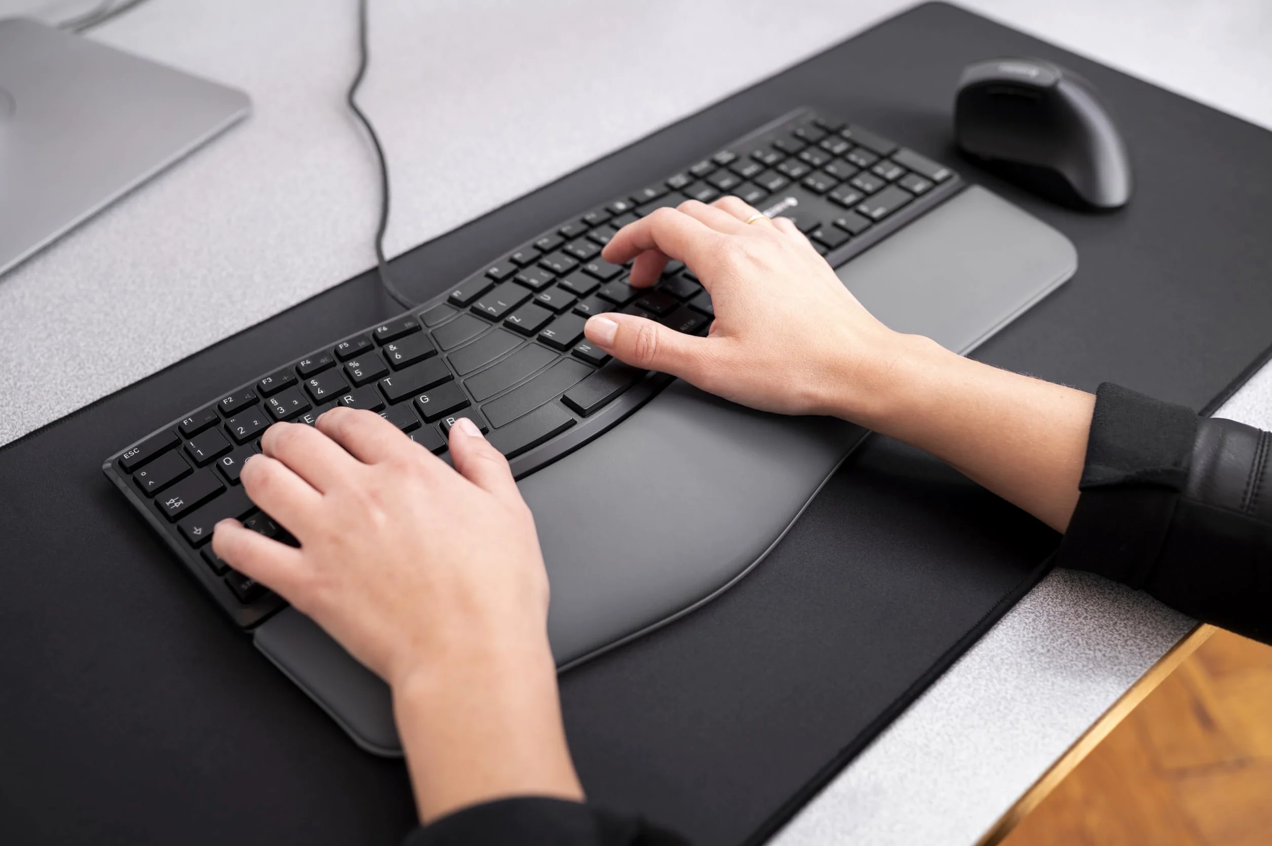 CHERRY KC 4500 ERGO, Tastiera Ergonomica, Layout per il Regno Unito (QWERTY), Con Filo, Poggiapolsi Imbottito con Memory Foam, Tastierina Arcuata, Nero